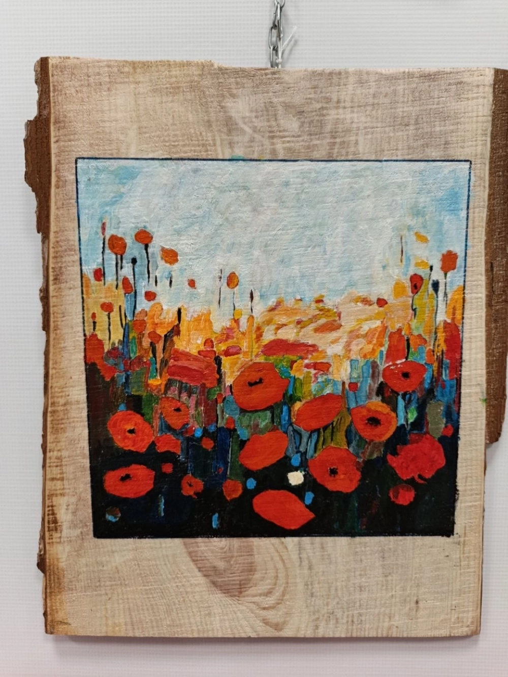 Загир Макинский пишет красками прямо по дереву.