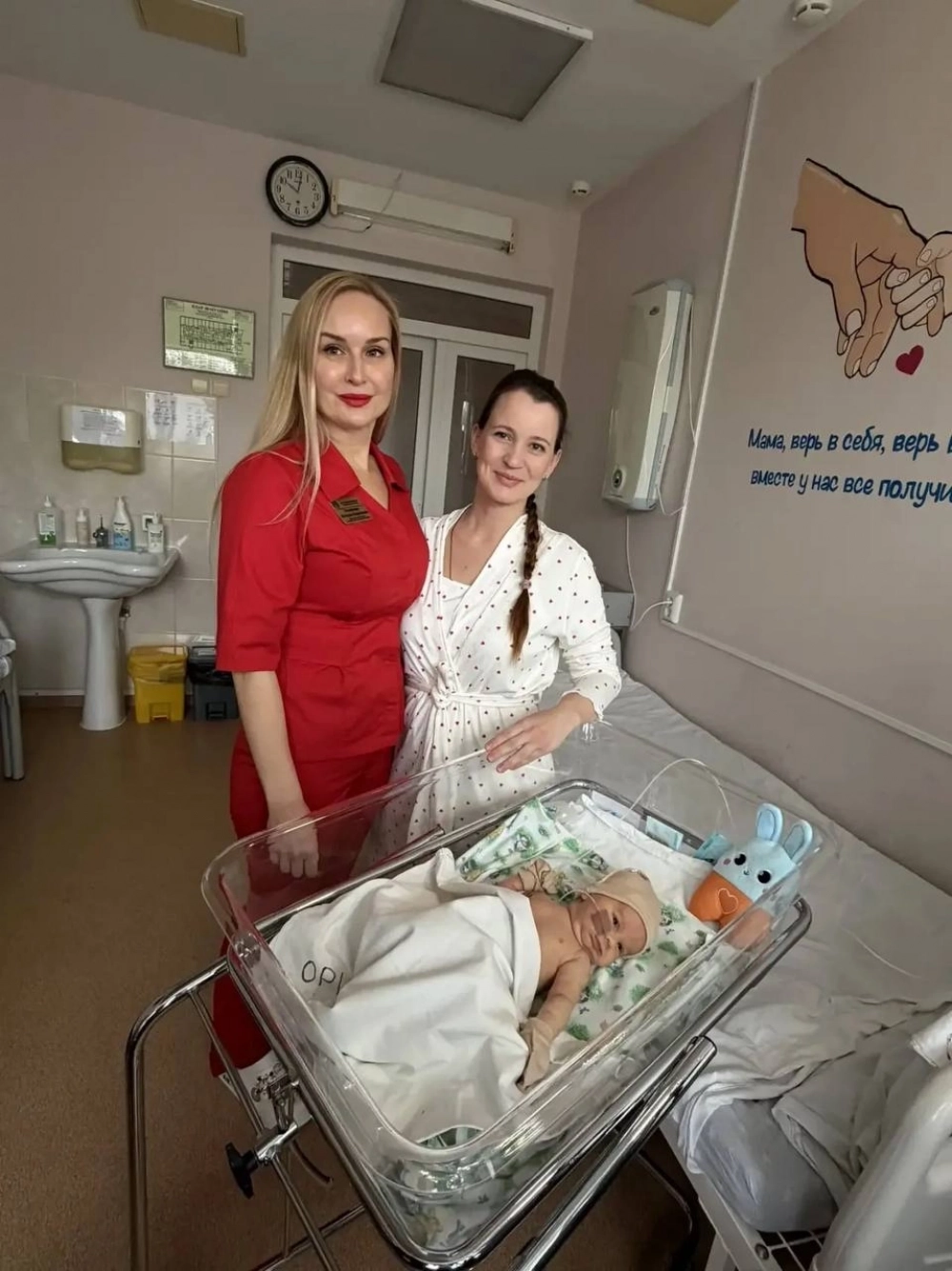 Счастливая мама Ирина с доктором Валерией Сташкевич.