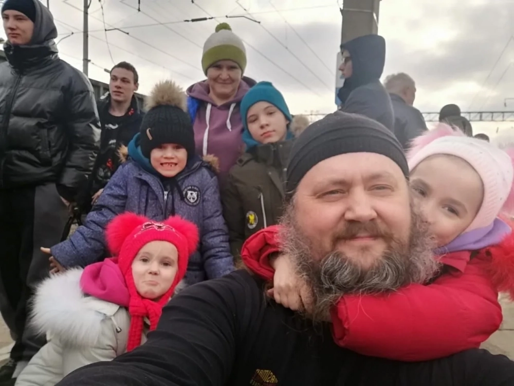 Домочадцы провожают отца на вахту