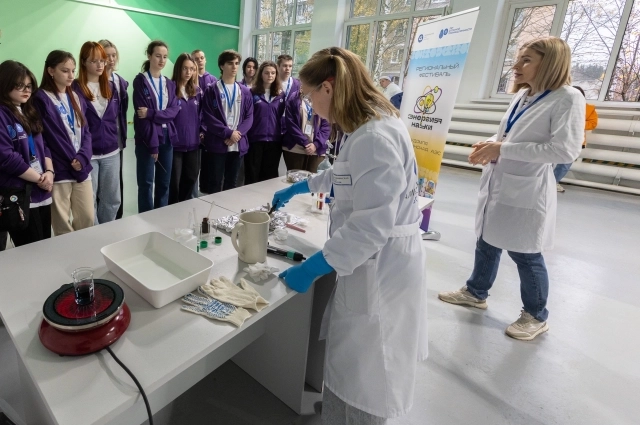 Будучи увлечённой химией ещё со школьной скамьи, Людмила Смирнова старается увлечь ребят этой интереснейшей наукой.