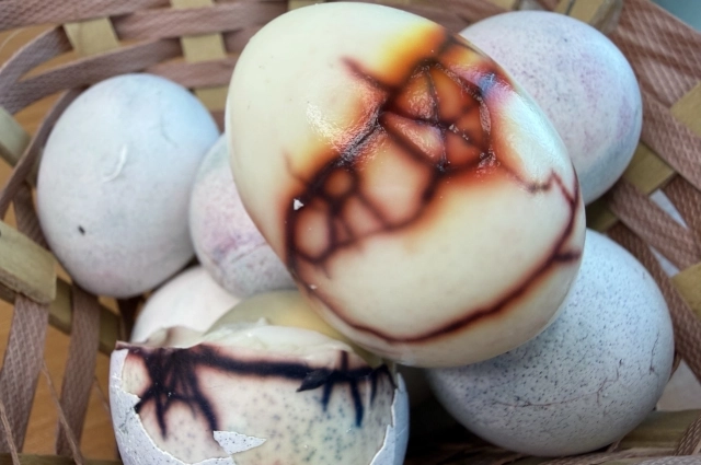 Очищенные яйца после окраски пеной для бритья. Употреблять в пищу такой продукт не стоит.