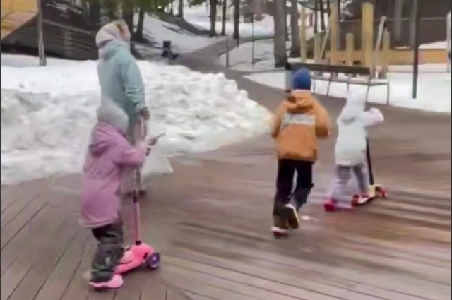 В выходной день в парке много семей с детьми.
