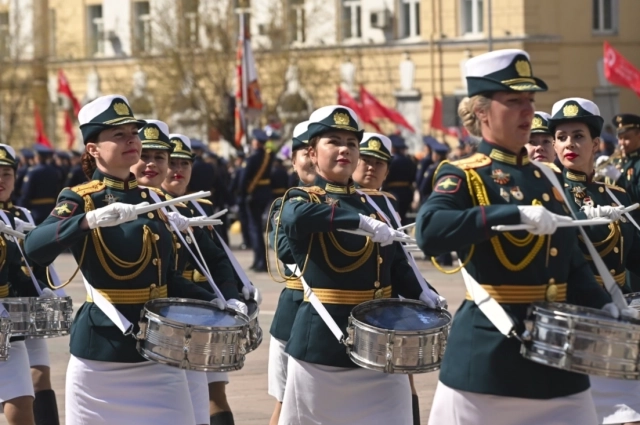 Сводный взвод красивых барабанщиц