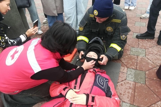 Оказание помощи мотоциклисту, попавшему в ДТП, требует особых навыков.
