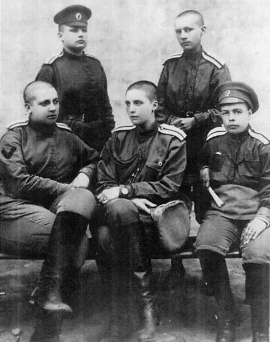 Руководящий состав воинского формирования. Лето 1917. На фото М. Бочкарева сидит крайняя слева