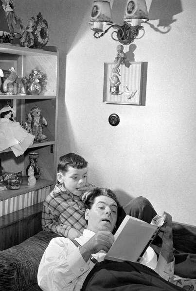 Аркадий Райкин с сыном Костей, 1957 г.