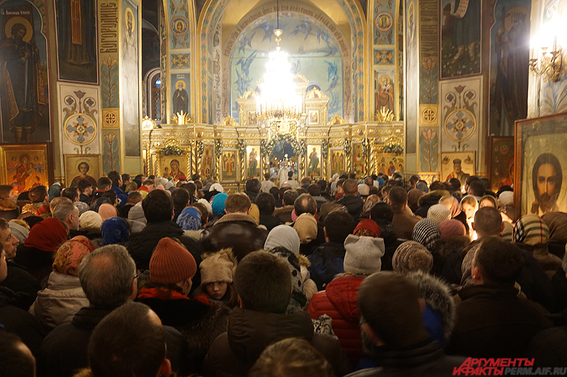 В центральном храме Перми, Свято-Троицком кафедральном соборе, было не протолкнуться.