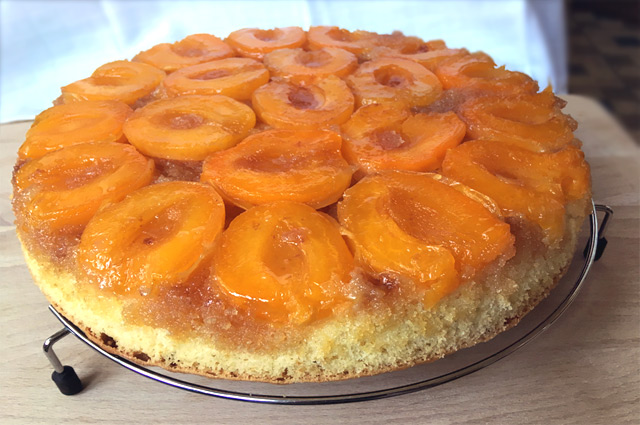 Перевернутый пирог с абрикосами и смотрится эффектно, и очень вкусен.