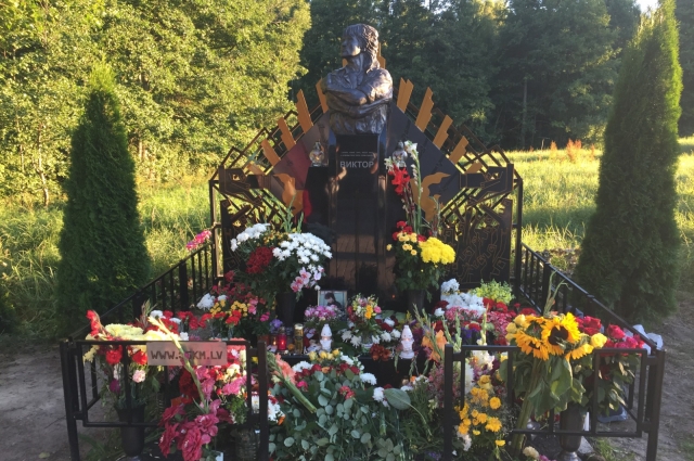 Недалеко от места гибели Цоя в Латвии установлен памятник.