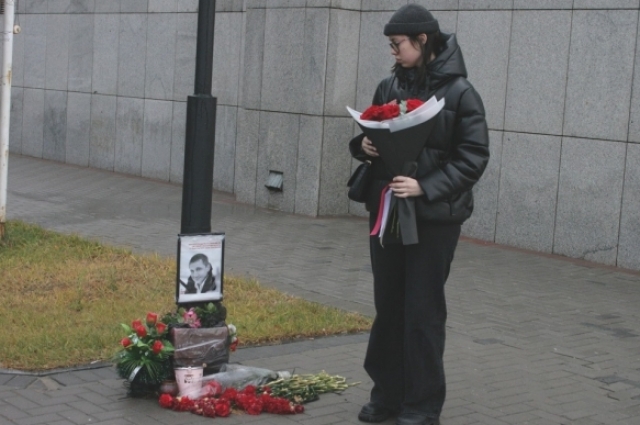 К импровизированному мемориалу у здания Сбербанка, где случилась трагедия, и сегодня приходят волгоградцы. 