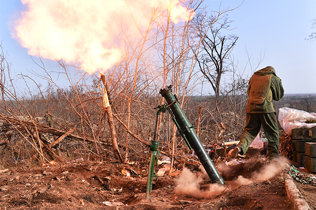 Военнослужащие минометного взвода Народной милиции ЛНР ведут огонь с позиций на передовой в районе села Крымское по позициям ВСУ в направлении Лисичанска в Луганской области.