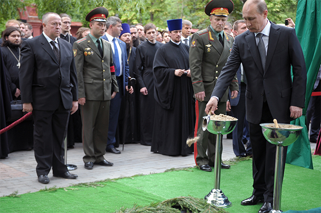 29 июня 2015. Президент России Владимир Путин во время похорон Евгения Примакова на Новодевичьем кладбище Москвы.