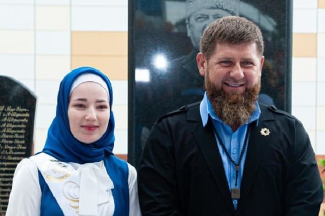 Табарик Кадырова с 12 лет носит хиджаб.