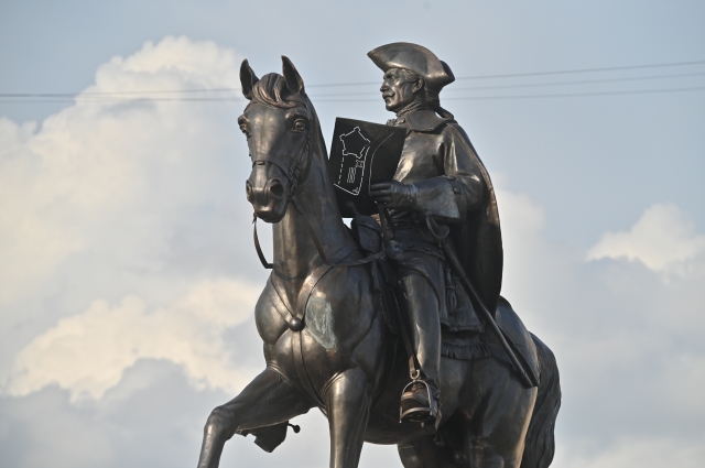 Первый конный памятник в Омске.