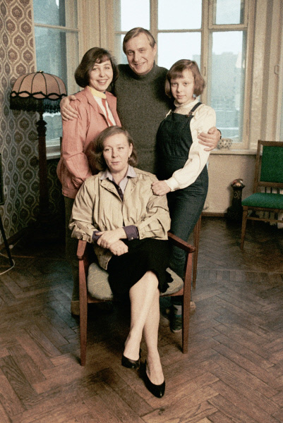 Олег Басилашвили с женой Галиной и дочерьми Ольгой и Ксюшей