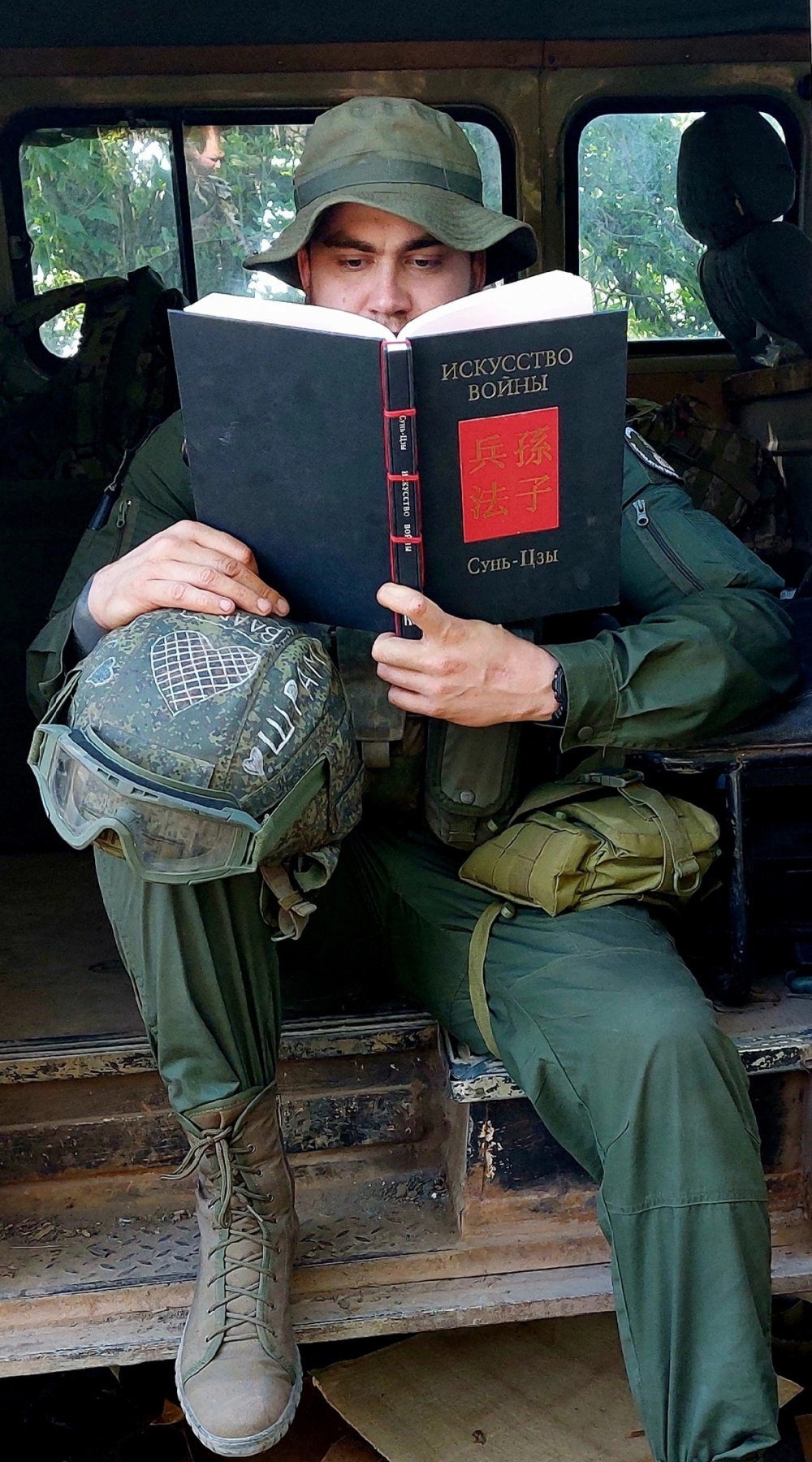 В коротких перерывах Георгий Кантария читает книги.