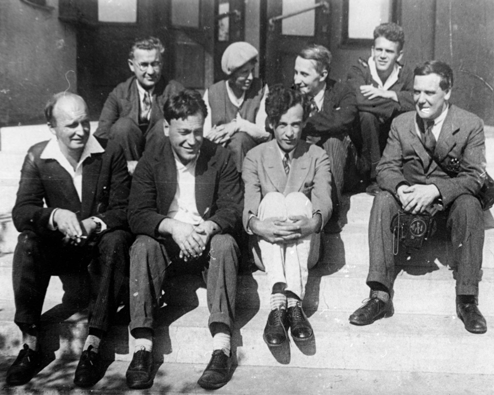 Александр Лейпунский (второй слева в первом ряду) с коллегами-учёными, 1930-е годы. 