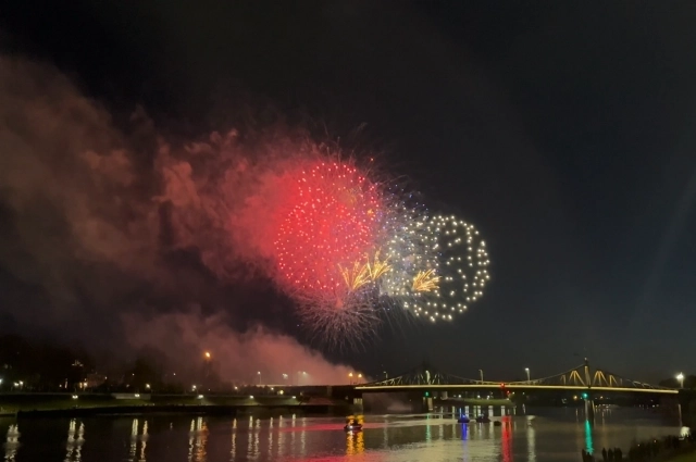 Красочный салют раскрасит небо над городом. 