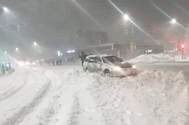 Машины застревали не только во дворах, но и на центральных улицах.