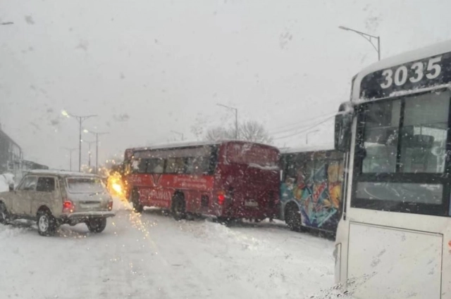 На дорогах зафиксированы десятки аварий.