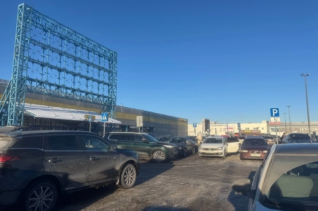 Парковка у гипермаркета, где подрабатывал Паша.