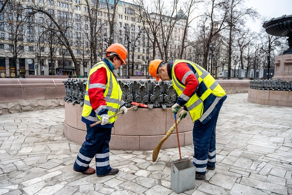 Подготовка «Пушкинского» фонтана к лету в Москве