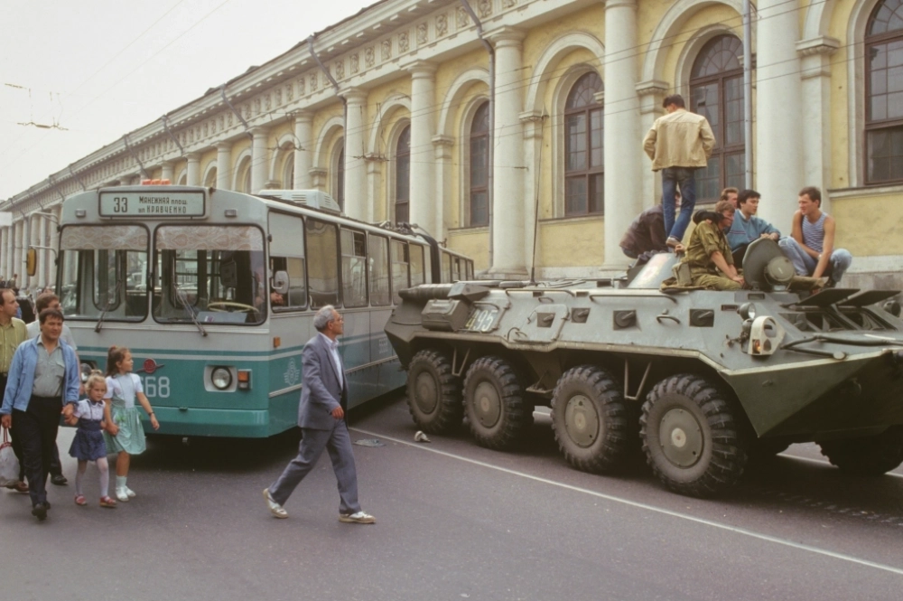 Августовский путч 19-22 августа 1991 года, организованный членами Государственного комитета по чрезвычайному положению с целью остановить распад СССР и не допустить подписания Союзного договора, 1991 год.