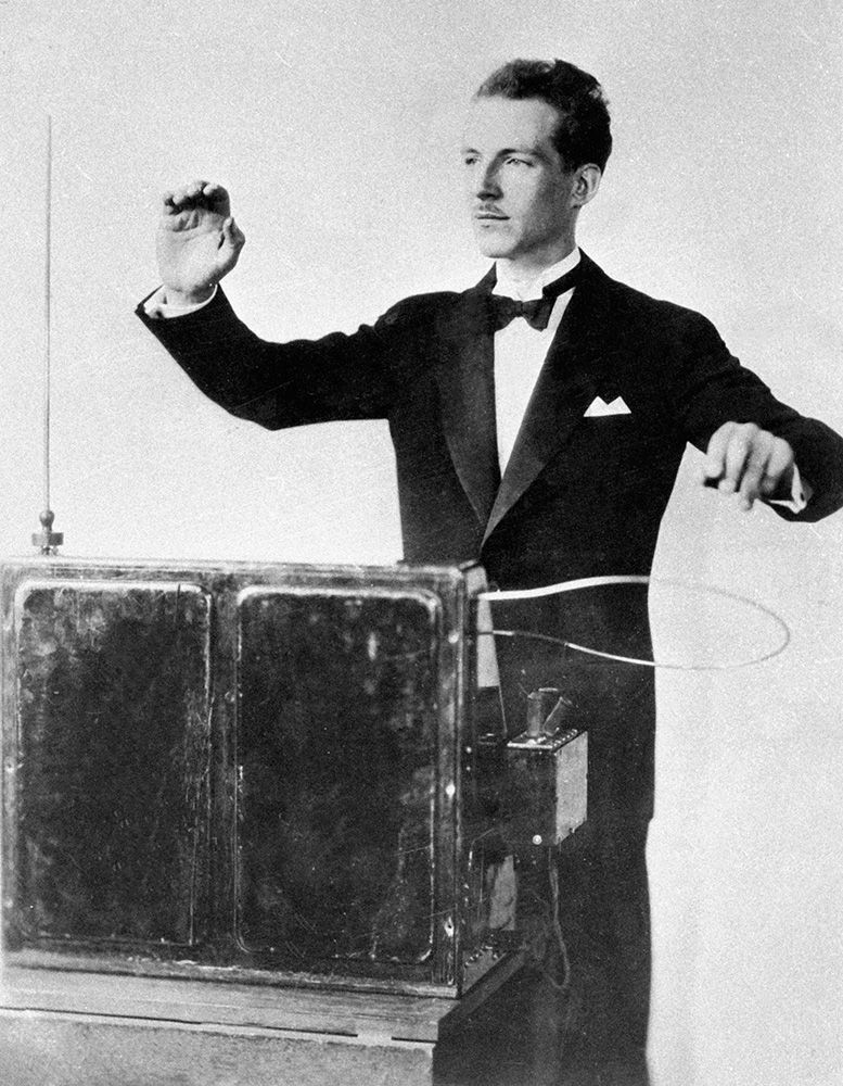 Лев Термен играет на изобретенном им электромузыкальном инструменте - терменвоксе.