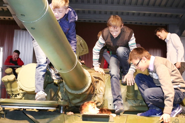 Детям предоставили возможность полазить по танкам.