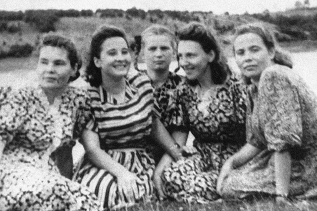 Валентина Терешкова (в центре) среди подруг. 1956 год