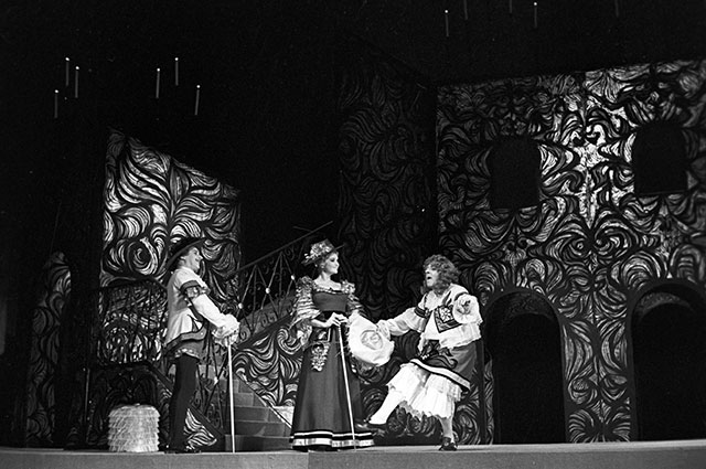 Сцена из спектакля «Мещанин во дворянстве». Элеонора Шашкова — в центре.