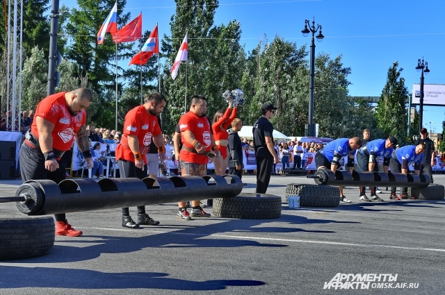 Выступления российских и казахстанских силачей.