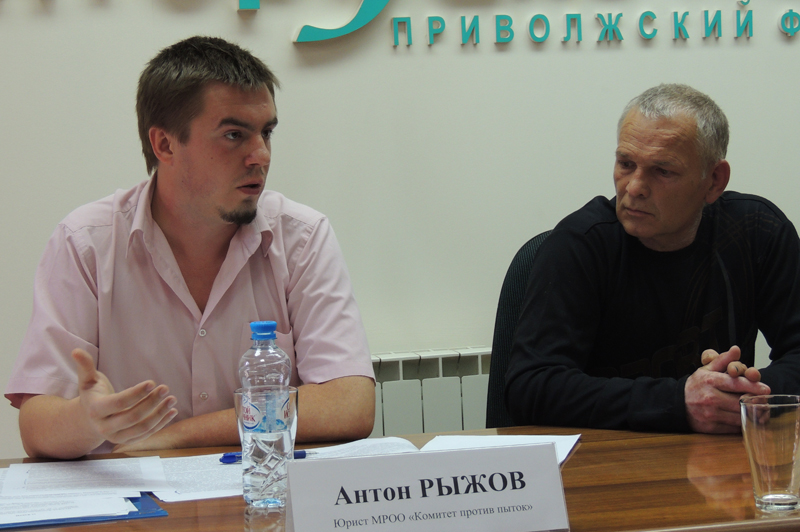 Сергей Ляпин и юрист МРОО Комитет против пыток Антон Рыжов