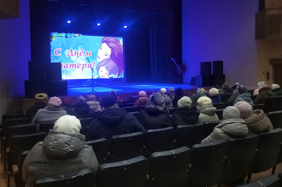 Зрители в Чистопольском ДК на мероприятия не наряжаются, всё равно сидеть приходится в верхней одежде.