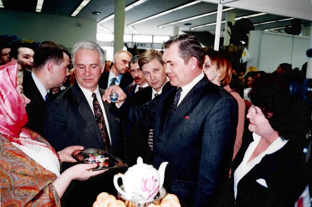 Генерал-губернатор Лебедь посетил выставку в краеведческом музее. Купчиха - Татьяна Зыкова, преподнесла ему маленькую рюмку водки, по-сибирски она называется «муха». Май 2000 г.