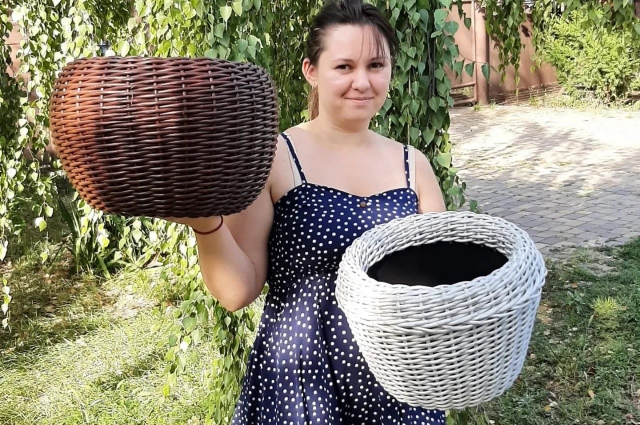Анна Иванова меньше чем за два года изготовила около 300 кашпо из ротанга.