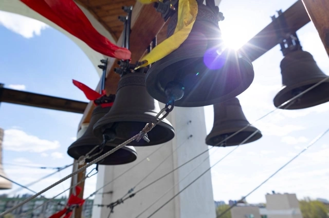 Несмотря на проблемы со слухом, Матвей учится колокольному звону.