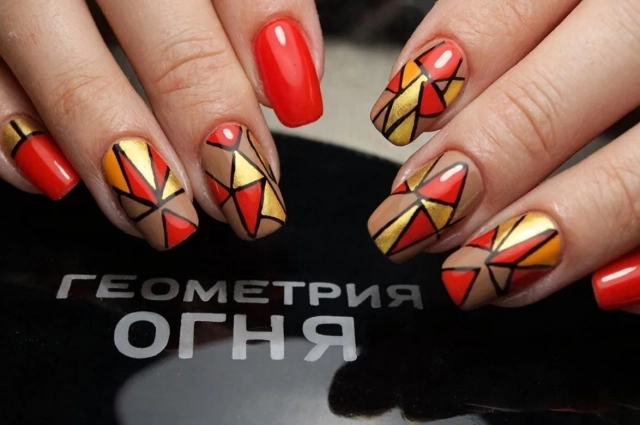 Вариант новогоднего маникюра для любителей геомтерии.