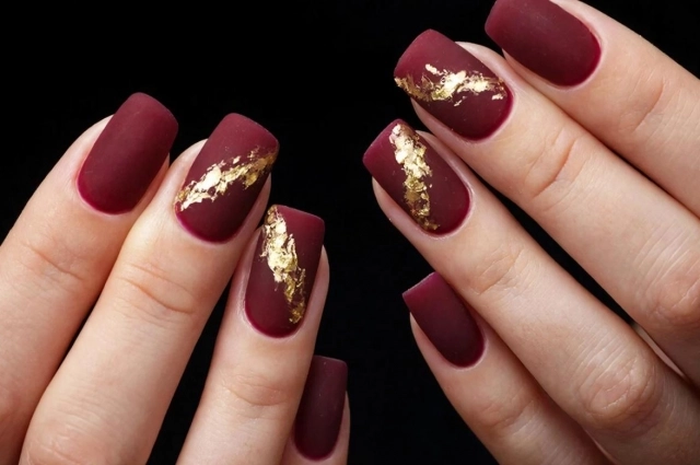 Бархатный маникюр с золотом.