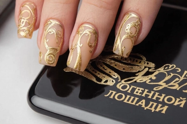 Нежный золотой маникюр на год Огненной Лошади.