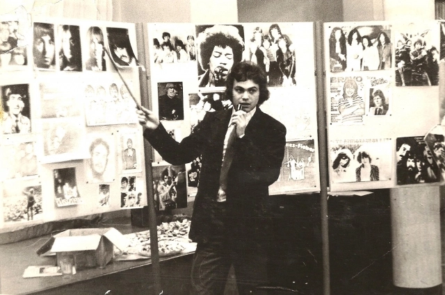 Борис Мизрахи читает лекцию.