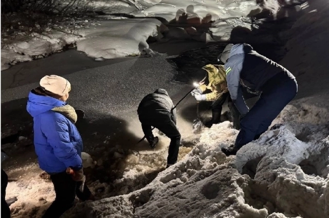 Тело мальчика вмерзло в лед.