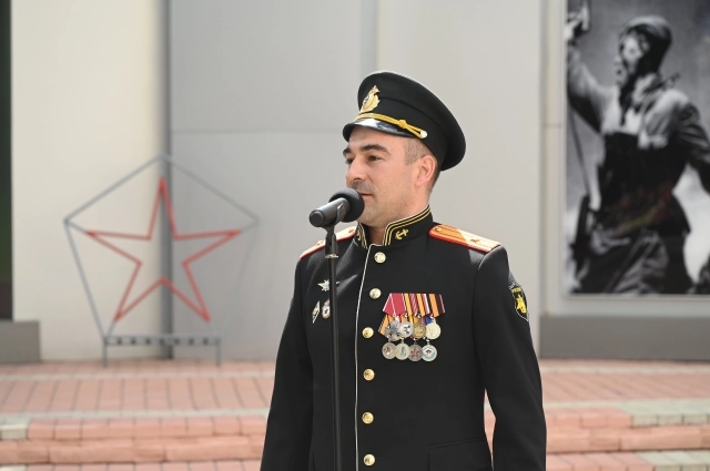 Своих студентов Артём Бушмин учит тому, что значит быть офицером.