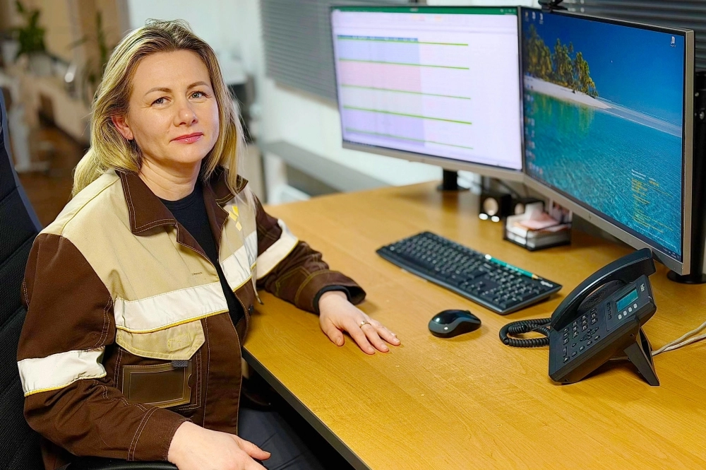 Диспетчер центра управления производством Жанна Сарычева с особенностями вахтовой работы знакома с детства. 