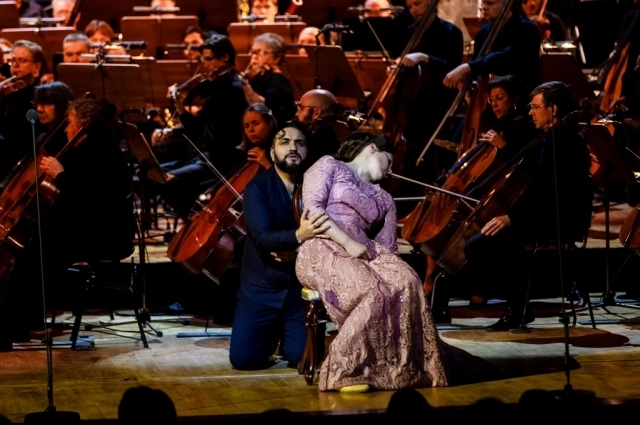 Отелло (Ованнес Айвазян) и Дездемона (Елена Гусева). 