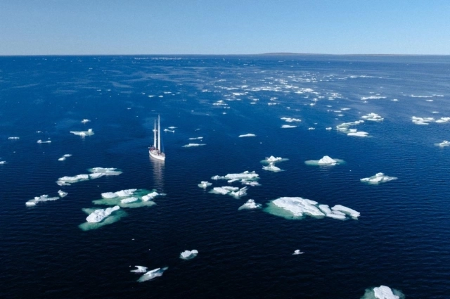 Экипаж прошёл Диксон, Тикси, Певек, Анадырь. 