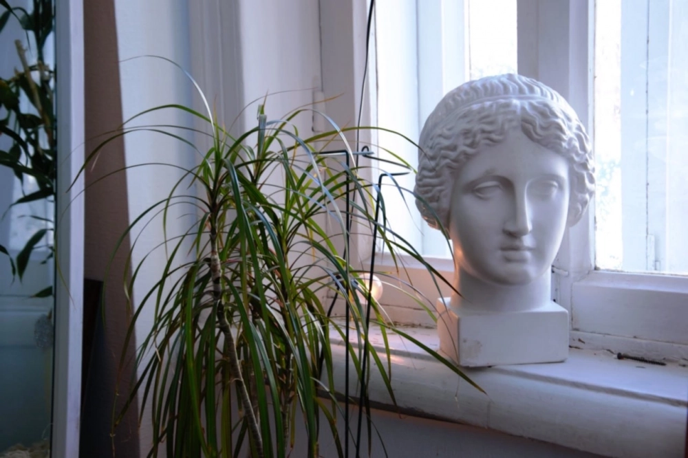 Хористы обустраивают усадьбу: кто-то приносит комнатные растения, кто-то — предметы из дома, чтобы сделать помещение уютнее.