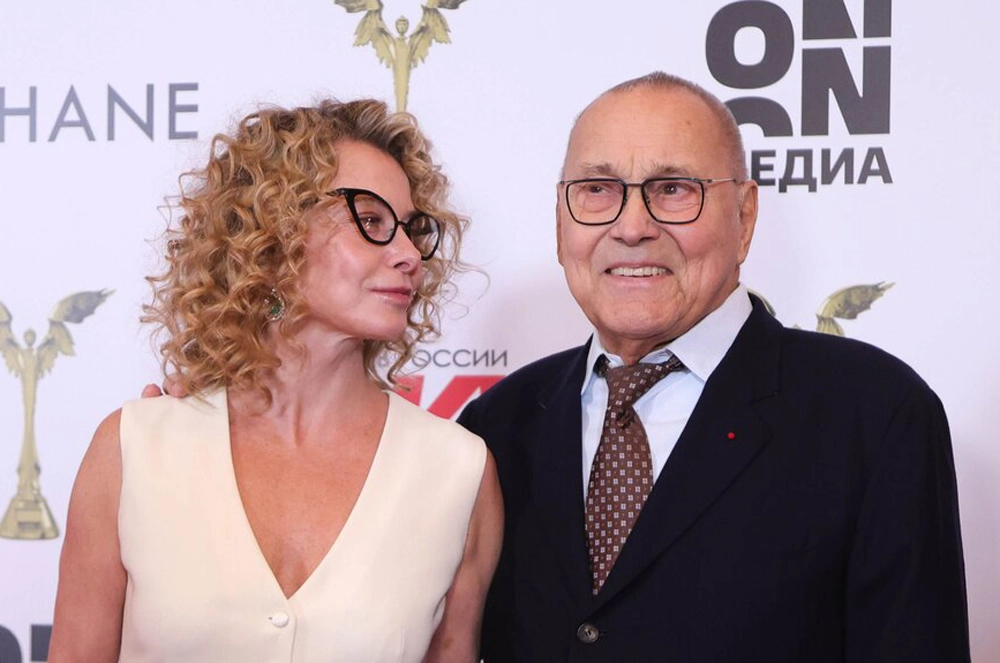 Режиссер Андрей Кончаловский с супругой, актрисой Юлией Высоцкой.