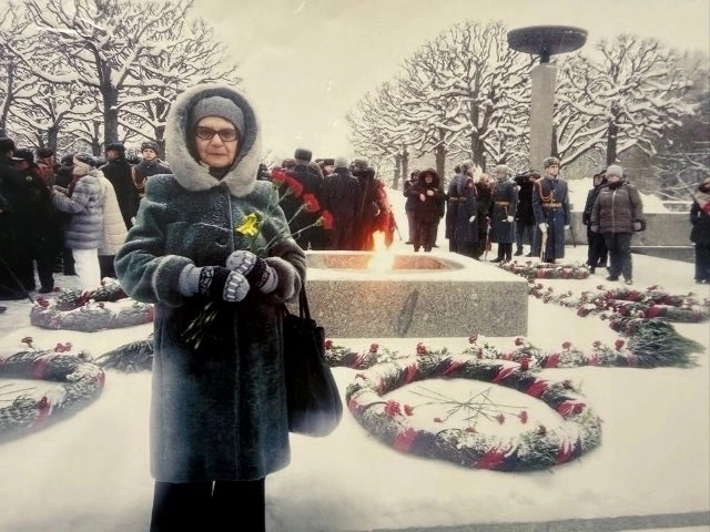 На Пискарёвском кладбище.