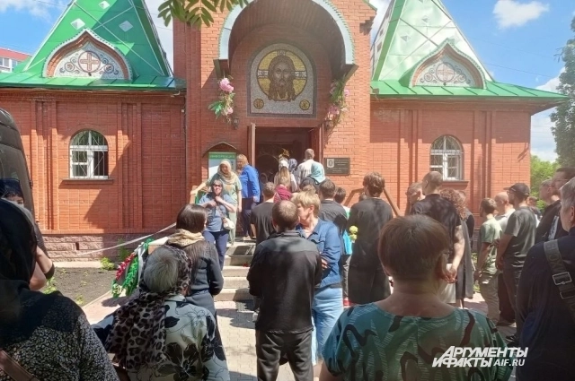 Желающих проститься с влюблёнными, было не сосчитать.